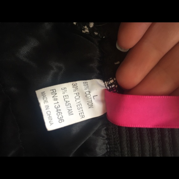 Black and gold Lace shorts - Picture 3 of 3